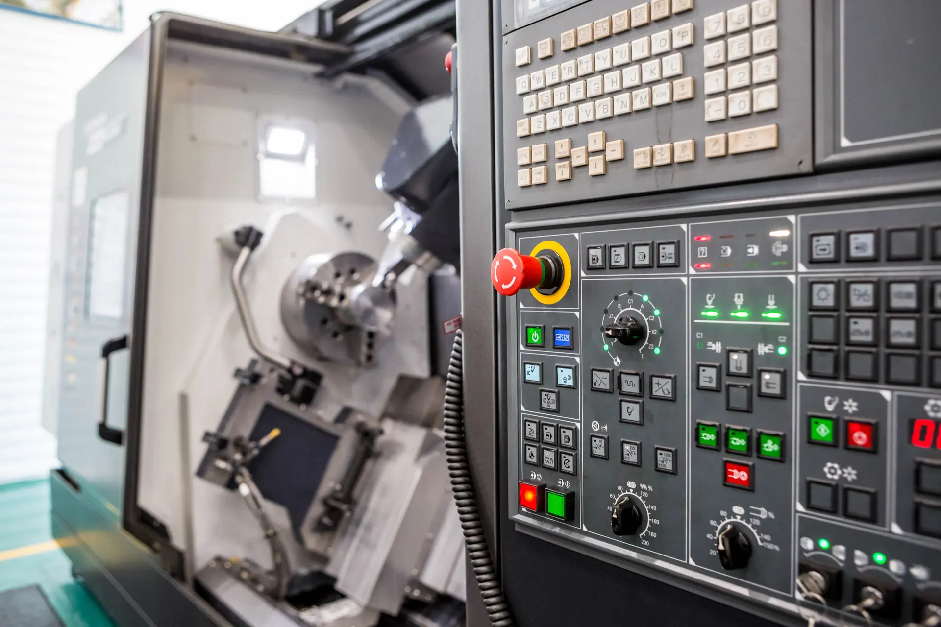 CNC-Maschine bei der Bearbeitung (Symbolbild)